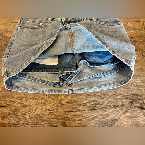 LE LIS• Women's The Jetty Mid Rise Denim Skort - Picture 3 of 4